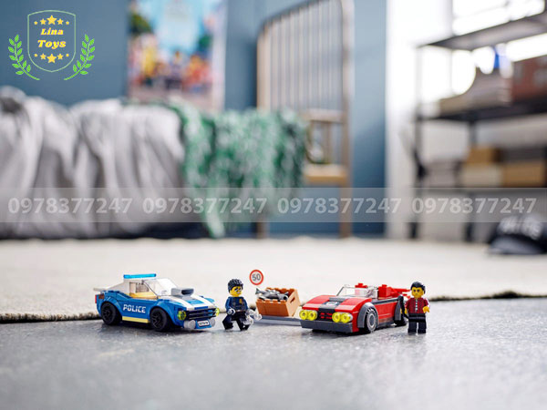 Bé chơi Lego cảnh sát truy đuổi tội phạm trên cao tốc